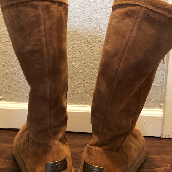 Women’s UGG Boots - Picture 3 of 5